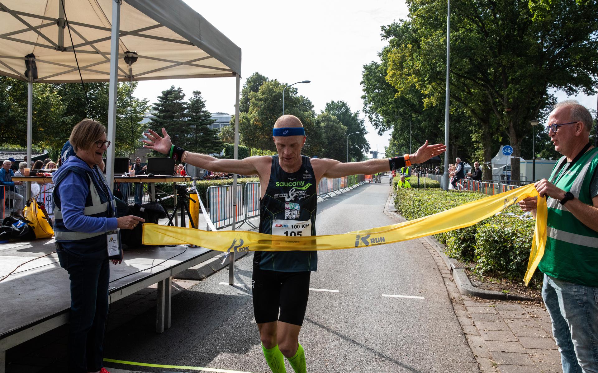 Italiaan Simone Pessina wint de 100 kilometer bij de RUN in Winschoten